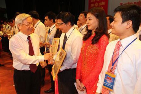 การพบปะสังสรรค์สมาชิกพรรคดีเด่นรุ่นใหม่๑พันคนและสดุดีสมาชิกพรรคที่ยอดเยี่ยมรุ่นใหม่กรุงฮานอย - ảnh 1